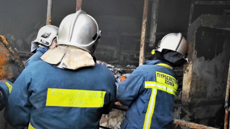 От съображение за сигурност гръцките власти изтеглят изгорелия ферибот от