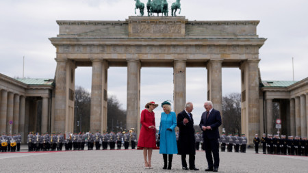 Германският президент Франк-Валтер Щайнмайер със съпругата си Елке и Чарлз III с кралицата консорт Камила.