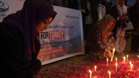 Хората палят свещи по време на церемония в памет на жертвите на мощното земетресение в Турция, в Исламабад, Пакистан, 6 февруари 2023 г.