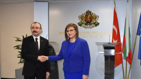 Корнелия Нинова и Мехмет Муш обсъдиха спешния внос на стомана и желязо за българската икономика
 