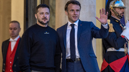 Президентите на Украйна Володомир Зеленски (вляво) и на Франция Еманюел Макрон в Елисейския дворец - Париж, 14 май 2023