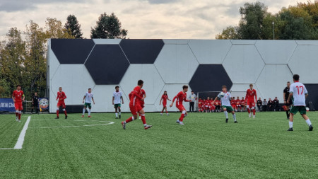 Националите ни (в бели фланелки) допуснаха два гола днес.