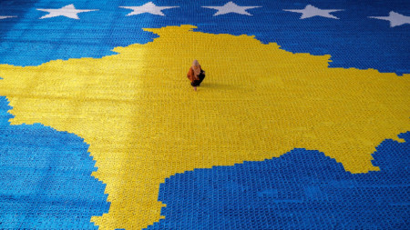 Мозайка на художничката Арбнора Фейза Идризи, показваща националното знаме на Косово.