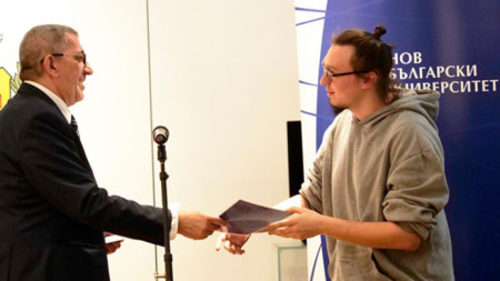 Боян Крачолов (вдясно) получава наградата си.