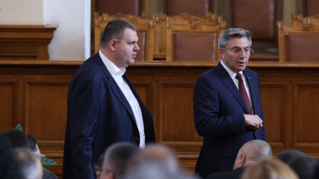 Делян Пеевски и Мустафа Карадайъ (вдясно) в Народното събрание