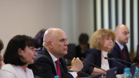Иван Гешев (вторият отляво надясно) и правосъдният министър Атанас Славов (крайният вдясно) на заседание на ВСС