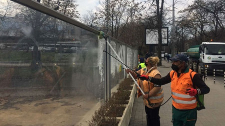 Екипи ангажирани с почистването на София от днес мият шумоизолиращите панели на