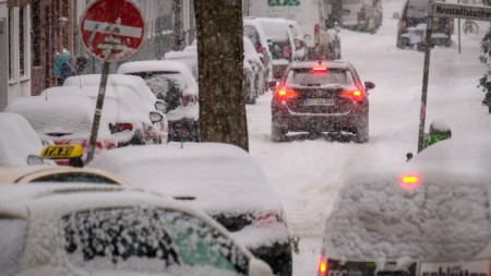 Снегът създаде затруднения по пътищата в северна Германия.