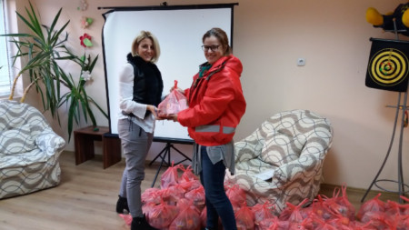 Мария Атанасова, управител на ЦОП - Бургас, приема дарението за 43 деца от социално слаби семейства, ползватели на социални услуги в центъра
