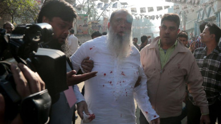 Салахудин Ахмед – кандидат на Националистическата партия на Бангладеш, кърви след пробождане в столицата Дака в изборния ден.