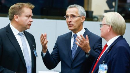 Министърът на отбраната на Финландия Анти Кайконен (вляво), генералният секретар на НАТО Йенс Столтенберг (в центъра) и министърът на отбраната на Швеция Петер Хултквист в началото на среща в централата на Алианса в Брюксел, 12 октомври 2022 г.