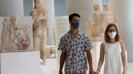 Туристи в музея на Акропола, който миналата седмица отвори отново.