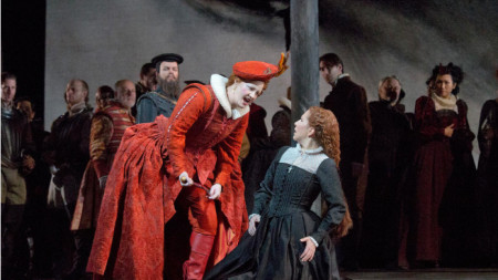 Джойс Ди Донато в ролята на Мария Стюарт (вдясно) и Елза Ван Ден Хевер – кралица Елизабет в сцена от „Мария Стюарт” на Метрополитън опера.