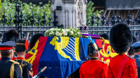 Ковчегът с тялото на британската кралица Елизабет II, драпиран в кралския стандарт и с имперската държавна корона отгоре, е съпровождан от Бъкингамския дворец до Уестминстър Хол в Лондон, 14 септември 2022 г.