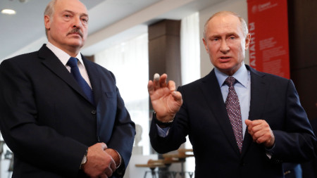 Владимир Путин и Алекснадър Лукашенко говорят през журналисти в Сочи. Путин нарече незначителна раната на пръста, която получи при тренировка по джудо в четвъртък.