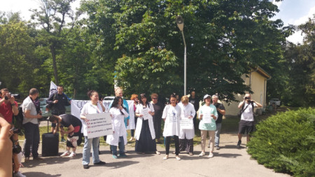 Медицински специалисти протестират пред МБАЛ 