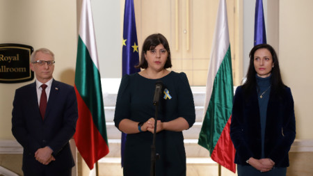 Отляво надясно - министър-председателят на България Николай Денков, главният прокурор на ЕС Лаура Кьовеши и вицепремиерът на България и министър на външните раБоти Мария Габриел - София, 9 ноември 2023