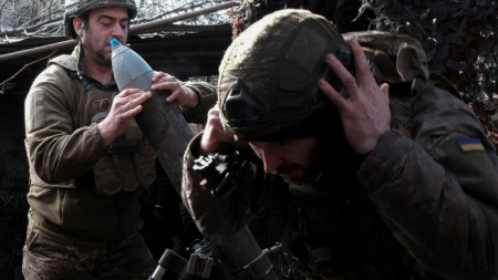 Украински войници на позиция край Авдеевка