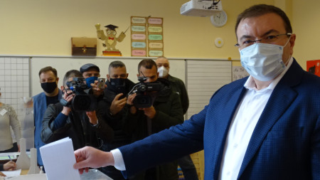 Министърът на здравеопазването упражни правото си на глас във Велико Търново, в СУ „Вела Благоева“ в най-големия великотърновски квартал – „Бузлуджа“