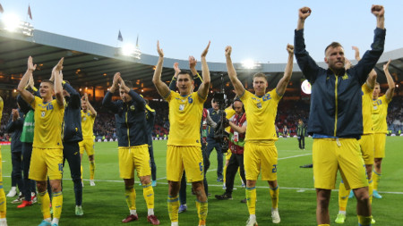 Футболистите на Украйна ликуват на стадион „Хемпдън Парк“ в Глазгоу след 3:1 над Шотландия
