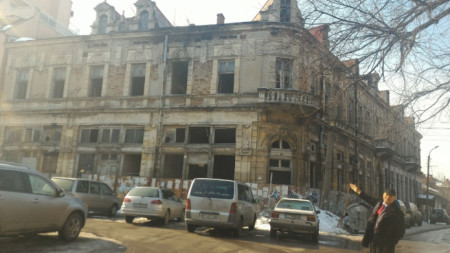 Инж. Иванов показва състоянието на сградата, за чието реставриране се бори вече месеци