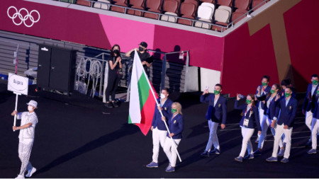 Българската делегация дефилира на олимпийския стадион.