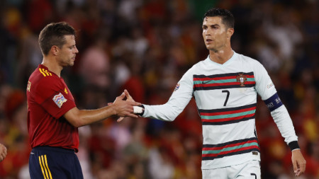 Сесар Аспиликуета поздравява Роналдо на мача Испания - Португалия.