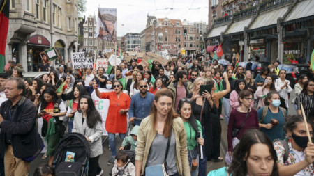 В Амстердам бе един от протестите в десетки градове на Европа в събота в знак на солидарност с афганистанския народ и срещу управлението на талибаните.