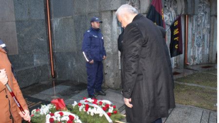 Министър Демерджиев поднесе венец на мемориала на Делчевия род в Благоевград