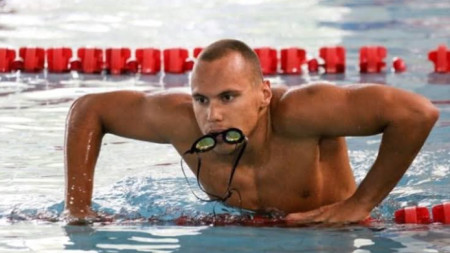 Антъни Иванов плува на трети пост в рекордната щафета.