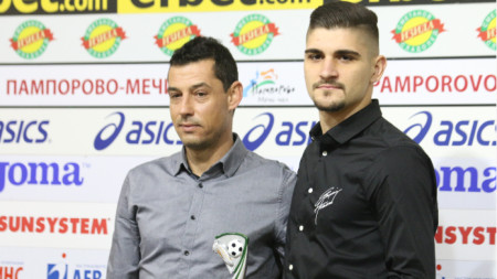 Томаш (вляво) и Боруков по време на награждаването.