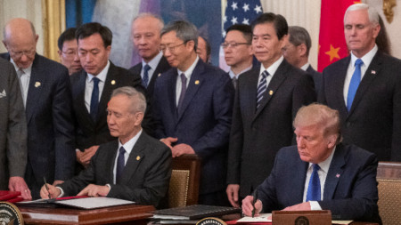 Сделката бе подписана от китайския вицепремиер Лю Хъ и от президента на САЩ Доналд Тръмп.