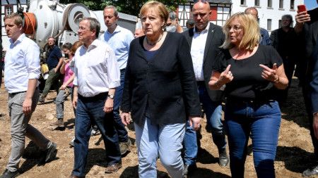 Германският канцлер Ангела Меркел посети днес тежко засегнатите от наводнения