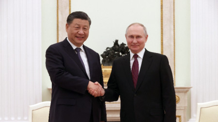 Президентите на Русия Владимир Путин и Китай Си Цзинпин  се се ръкуват при срещата си Кремъл, Москва, 20 март 2023 г. C