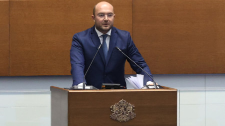 Министърът на правосъдието Георги Георгиев говори от трибуната на НС -  2 октомври 2025 г..