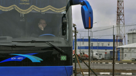 Автобус чака евакуирани бежанци на украинско-руската граница, 7 март 2022 г.