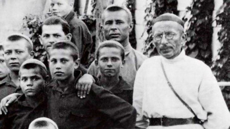 Антон Макаренко със своите ученици в колонията „Максим Горки“, 1928 г.