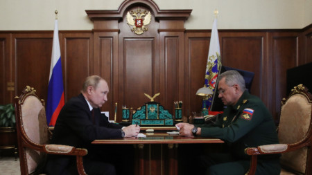 Руският президент Владимир Путин (вляво) се среща с министъра на отбраната Сергей Шойгу в Кремъл,  Москва, 4 юли 2022 г.