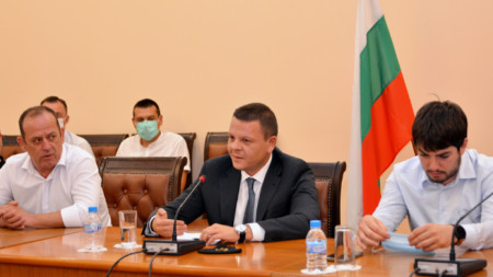Транспортният министър Христо Алексиев ( в центъра) проведе среща с представители на браншови организации в областта на автомобилните превози на пътници и товари - 4 август 2022 г.