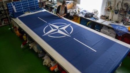 Шивачката Тове Лике работи с новите знамена на НАТО в завода за производство на знамена `Flagghuset` в Акерсберга, край Стокхолм.