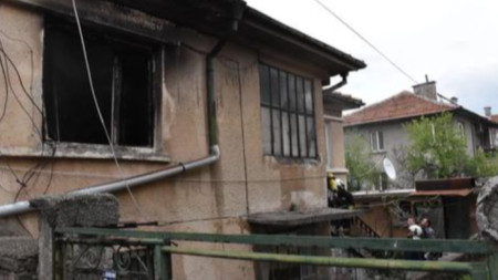 Къщата, в която избухна взрив и горя на Разпети петък в Хасково