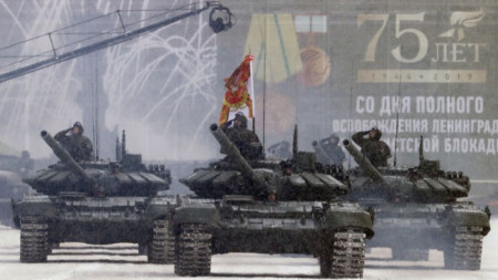 Танкове участват на парада в Санкт Петербург за 75-годишнината от края на обсадата на Ленинград.