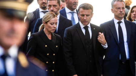 Италианската министър-председателка Джорджа Мелони (вляво) и президентът на Франция Еманюел Макрон по време на погребението на Джорджо Наполитано - Рим, 26 септември 2023
