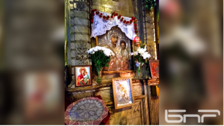 Бургаският храм е известен с чудотворната икона на Божията майка с младенеца