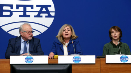 La Prof. Anna Kocheva (en el medio) durante la rueda de prensa en BTA