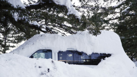 Сняг покрива кола в Маунт Болди, Калифорния, 2 март 2023 г. Бурята миналата седмица донесе необичайно голяма снежна покривка в някои райони на Южна Калифорния