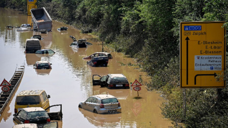 Наводненията са причинили щети за 82 млрд долара в световен