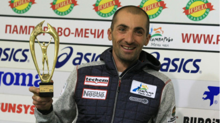Владимир Илиев позира с наградата за спортист на годината.