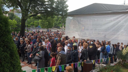 Стотици жители на Самораново се включиха в протеста пред общината в Дупница.