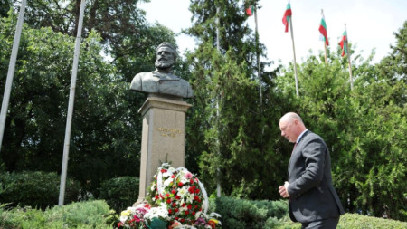Министър-председателят Росен Желязков поднесе цветя на паметника на Христо Ботев в София